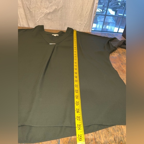 💚NWOT V-Neck Blouse with Metal Bar Detail – Dark Green (Size 16)💚 - Picture 5 of 10